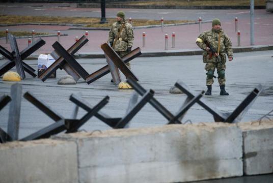 Members of the Territorial Defence Force stand guard at a check point at the Independence Square in central Kyiv, Ukraine, on March 3, 2022. PHOTO: REUTERS