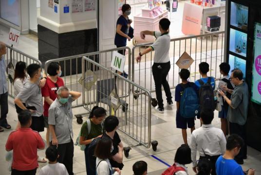 People queueing to enter Compass One mall in Sengkang on March 27, 2020.ST PHOTO: NG SOR LUAN