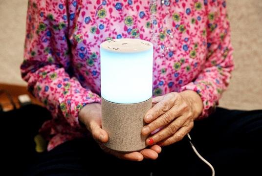 A senior citizen holds SK Telecom’s artificial intelligence-powered speaker, Nugu. (SK Telecom) A senior citizen holds SK Telecom’s artificial intelligence-powered speaker, Nugu. (SK Telecom)