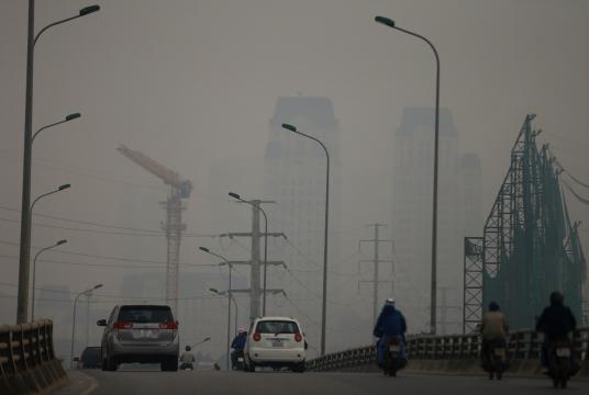 Thick haze blankets Hà Nội’s Trần Duy Hưng District on Tuesday. — VNA/VNS Photo Trọng Đạt