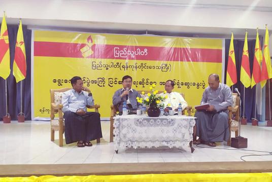 Sai Nyunt Lwin (second left) speaks in thge round table talk.  