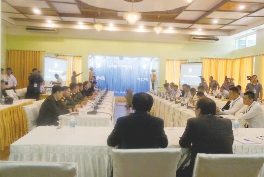 The government peace negotiators meet four members of Northern Alliance in Kengtung on September 17.