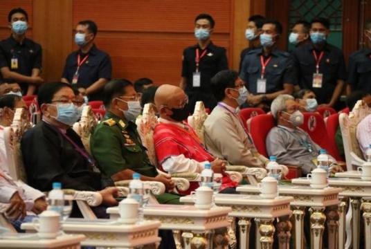 Commander-in-Chief of Defence Services Senior General Min Aung Hlaing and KNU chairman Saw Mutu Sae Po seen together at the Union Peace Conference-21st Century Panglong on August 19, 2020.