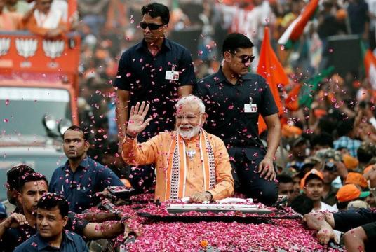PM Modi, Roadshow, Varanasi, Ganga aarti, Dashashwamedh Ghat/(Photo: Twitter/@BJP4India)