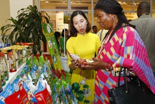 A delegate visits an agricultural product booth at the ‘Prospects and Project Models for Agricultural and Aquaculture Co-operation between Viet Nam and the Middle East, Africa’ workshop. VNA/VNS Photo Van Diep