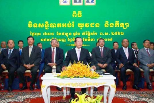Prime Minister Hun Sen (centre) highlights the Ministry of Education, Youth and Sport’s achievements./ Hong Menea