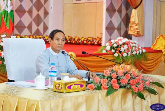 President Win Myint makes a speech during his meeting with authorities, MPs, judicial officials and government employees in Magway Region on October 6. (President Office)