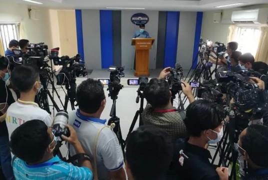 Journalists crowd at a Press Conference in Nay Pyi Taw before COVID-19 escalated. (Photo - Aung Min Thein)