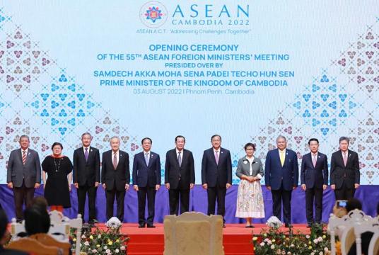 Prime Minister Hun Sen (centre left) and ASEAN’s foreign ministers pose for a photo during the 55th ASEAN Foreign Ministers’ Meeting in Phnom Penh in August. (Photo - Hong Menea)