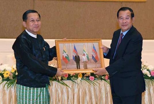 Prime Minister Hun Sen (right) and General Min Aung Hlaing, Myanmar’s military chief and chairman of the ruling State Administration Council (SAC), meet in Naypyidaw on Friday. SPM