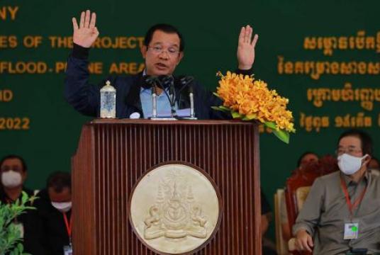Prime Minister Hun Sen speaks at the bridge inauguration ceremony in Kratie province on Wednesday. Hong Menea