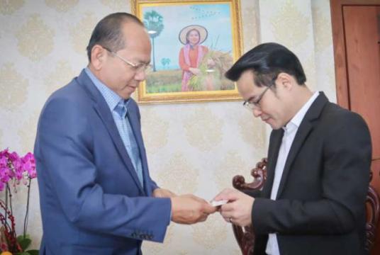 Pursat provincial governor Mao Thornin (left) hands a name card to Precise Electric Manufacturingmanaging director Nathapong Korom, who said the province’s energy sector has a lot of potential,especially in hydropower. PURSAT PROVINCIAL HALL