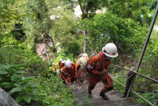 Rescuers search the missing man (Photo-Myanmar Fire Brigade)