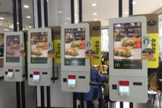 A fast-food restaurant located near Seoul City Hall has installed self-ordering machines. (Park Ju-young/The Korea Herald)