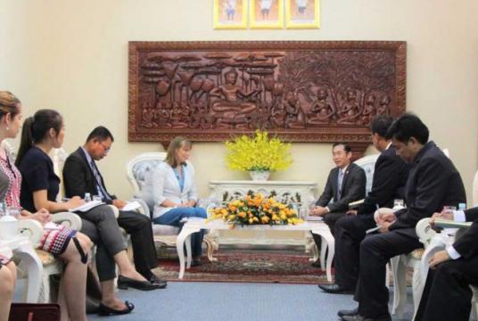 Rhona Smith (third left) meets with deputy Anti-Corruption Unit president Kheang Seng (third right) to learn about the agency’s methods and progress. UNHRC