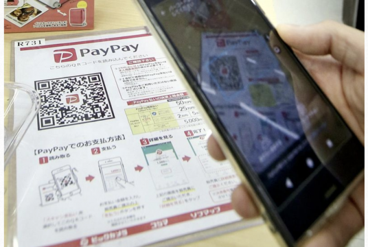 A customer scans a QR code to make a payment in Toshima Ward, Tokyo, on Saturday./The Japan News