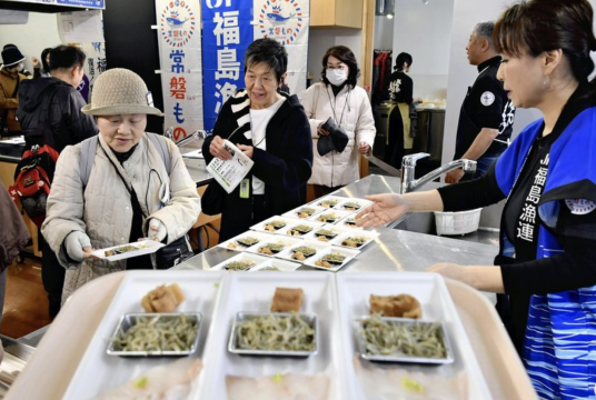 A sampling party for seafood caught off Fukushima Prefecture held March 2 in the Tsukiji district of Tokyo./The Japan News