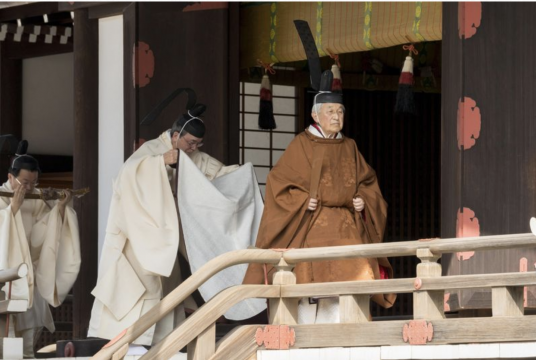 The Emperor walks on a cloister after announcing his abdication to ancestors at the Kashikodokoro sanctuary in the Imperial Palace grounds on Tuesday./Courtesy of The Imperial Household Agency