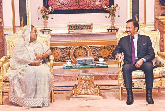 Prime Minister Sheikh Hasina holding talks with Brunei Sultan Haji Hassanal Bolkiah at his official residence Istana Nurul Iman in Bandar Seri Begawan, the capital of the Southeast Asian country, yesterday. Photo: PID