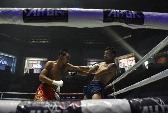Soe Lin Oo fights against  Muay Thai fighter Phwar So Lar of Thailand.