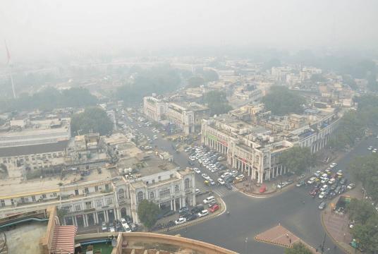 Smog engulfs the national capital. (Photo: IANS)