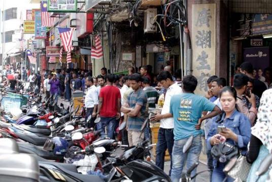 Migrant workers in Malaysia shopping in Kuala Lumpur. The Star filepic