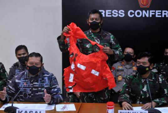 A military personnel holds an escape suit believed to be from the sunken submarine during a media conference in Bali, on April 25, 2021.PHOTO: X03535