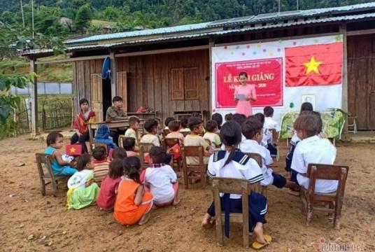 The opening ceremony at a school in  remote Tắk Pổ Village, Nam Trà My District, Quảng Nam Province. — Photo coutersy from the teacher's Facebook Mít Pé 