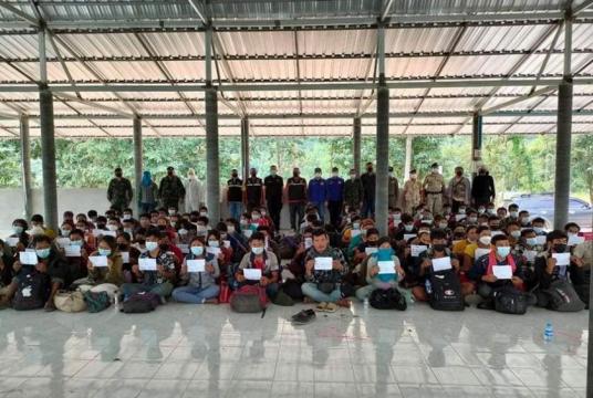 Photo-Myanmar citizens being detained by Thai authority (Photo-AEC)