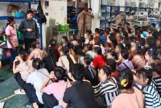 Myanmar workers being arrested. (Photo- Thai news) 