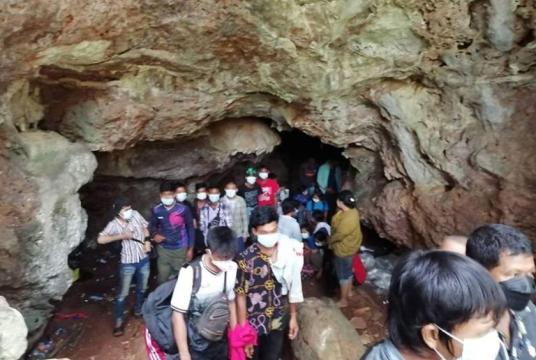 Caption: 83 Myanmar migrant workers who entered Thailand illegally and hiding in a cave in Kanchanaburi Province in Thailand were arrested on January 20