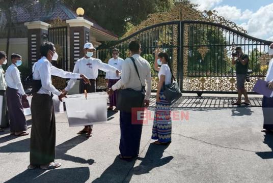 Officials from election commission arrives in front of Retired Senior General Than Shwe’s house in Nay Pyi Taw to collect early ballots (photo-Nay Rai)
