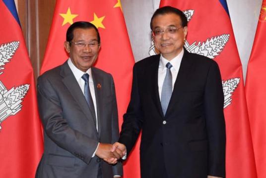Prime Minister Hun Sen (left) shakes hands with his Chinese counterpart Li Keqiang in Beijing. hun sen’s facebook page