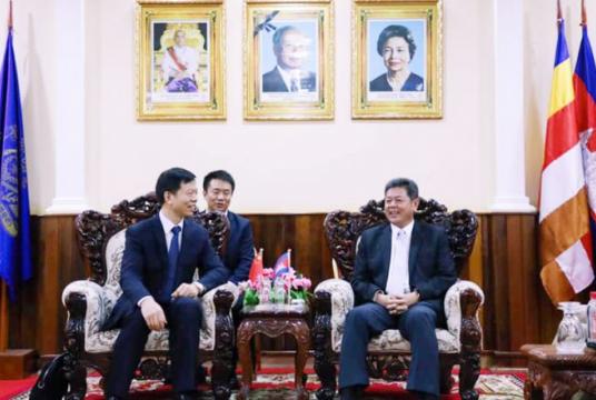 Preah Sihanouk provincial governor Kuoch Chamroeun (right) meets Liao Jinrong on Friday. Preah Sihanouk provincial HALL