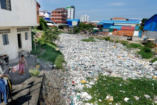 Rubbish strewn all over Mean Chey district’s Stung Meanchey commune in Phnom Penh. NGO Sahmakum Teang Tnaut has raised concern over the neglect of improverished communities across the capital./Heng Chivoan/The Phnom Penh Post