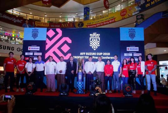 The officials of the MFF and Suzuki (Myanmar) Motor Corporation pose for a group photo together with 2018 AFF Suzuki Cup. (MFF)