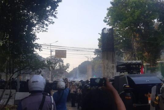Protests by various elements on Monday in Palmerah, Central Jakarta started to get ugly in the afternoon with the protesters throwing plastic bottles and stones at police who shot tear gas back in return. (kompas.com/Bonfilio Mahendra Wahanaputra)