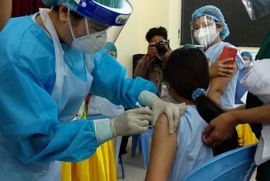 Health staff receiving first doses of Covid-19 vaccinations in Mandalay (Photo-Le Le Aung) 