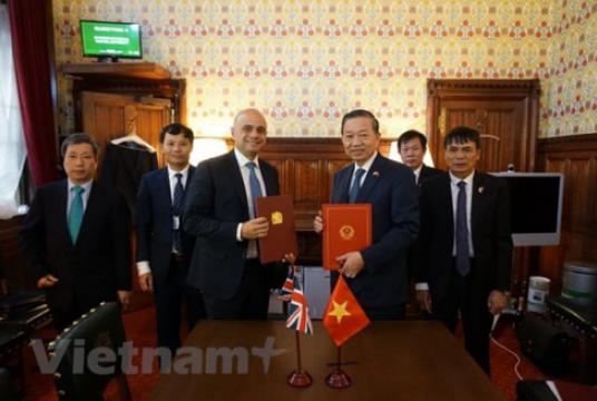 Vietnamese Minister of Public Security Sen. Lt. Gen. To Lam (R) and UK Home Secretary Sajid Javid sign the memorandum of understanding on anti-human trafficking cooperation in late 2018.—VNA/VNS Photo  