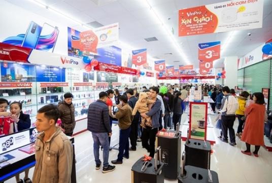 People shopping at a VinPro store. The electronics retailer will be shut down on December 31, 2019. — Photo courtesy of Vingroup