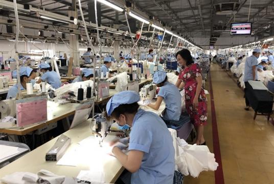 Garment workers at a factory in Bình Dương Province. Photo for illustration only. — VNA/VNS Photo Nguyễn Văn Việt