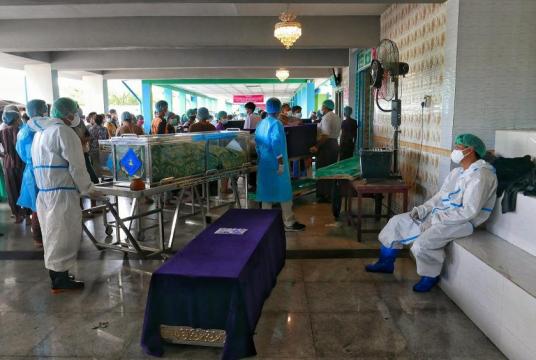 Volunteers from philanthropic associations in Yangon seen at a crematorium (Photo-Shwe Intha Khin Maung Win) 