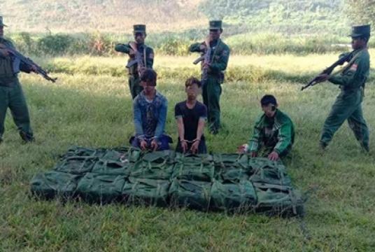 Photo shows arrested some smugglers together with narcotic drugs on October 1 (Photo-Nyi Rang)  