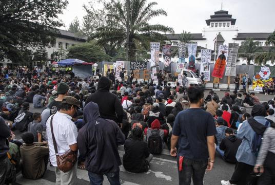 Hundreds of protesters rally on Jl. Diponegoro in Bandung, West Java on Oct. 17. (JP/Arya Dipa)