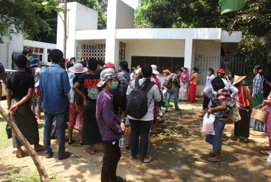 Workers arriving in front of the regional government office. (Photo-Shine Lin Aung) 