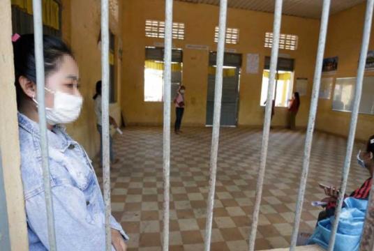 Workers are kept in quarantine at Hun Sen Champuvorn High School in Phnom Penh. Heng Chivoan