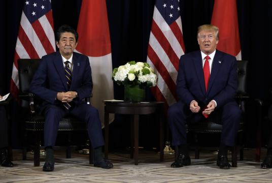 Prime Minister Abe (left) and US President Donald Trump. (AP-Yonhap)