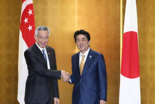 Singapore Prime Minister Lee Hsien Loong (left) and Japanese Prime Minister Shinzo Abe reiterated their commitment to working closely to achieve an expeditious conclusion to the Regional Comprehensive Economic Partnership by the end of 2019.PHOTO: LIANHE ZAOBAO