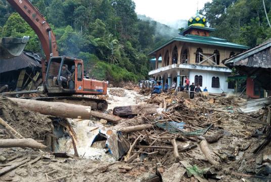 မြောက်ဆူမတ်တြားတွင် ရေကြီးမှုဖြစ်ပွားပြီးနောက် ကျန်ခဲ့သည့် အပျက်အစီးများအား အောက်တိုဘာ ၁၃ ရက်က ဖယ်ရှားနေကြပုံ (Photo - AFP)