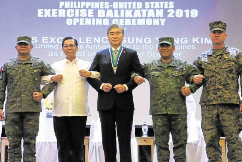 US Ambassador to the Philippines Sung Kim (center) links arms with (from left) Lt. Gen. Gilbert Gapay, Defense Undersecretary Cardozo Luna, Armed Forces chief Gen. Benjamin Madrigal Jr. and Brig. Gen. Chris McPhillips of the US Marine Corps at Monday’s opening of the Balikatan exercises. —NIÑO JESUS ORBETA
